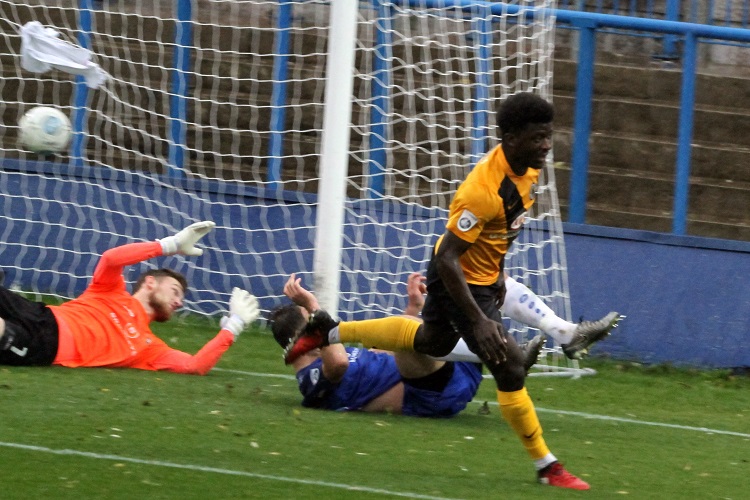 Kabongo Tshimanga scores