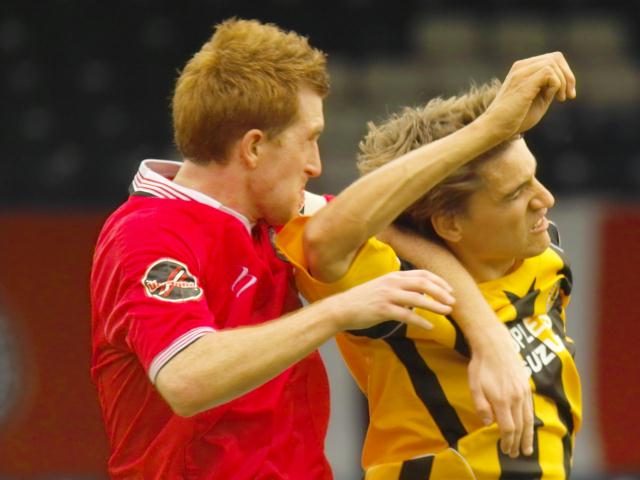 Mikel Suarez gets in a tangle